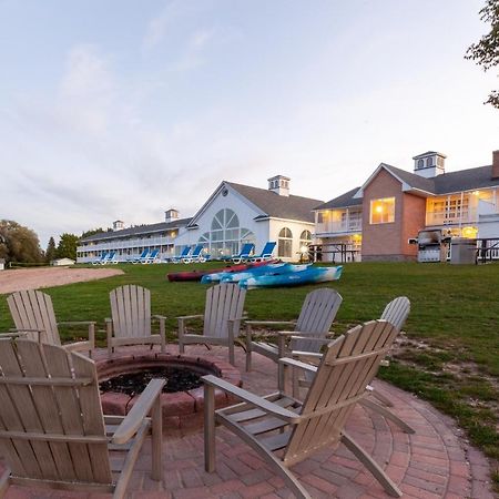 Baymont By Wyndham St. Ignace Lakefront Bagian luar foto