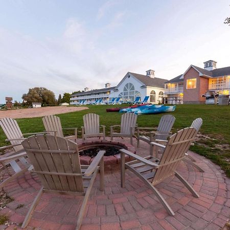 Baymont By Wyndham St. Ignace Lakefront Bagian luar foto
