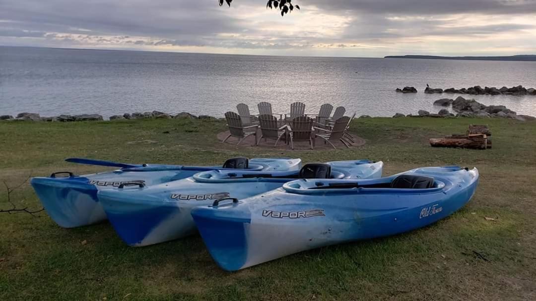 Baymont By Wyndham St. Ignace Lakefront Bagian luar foto