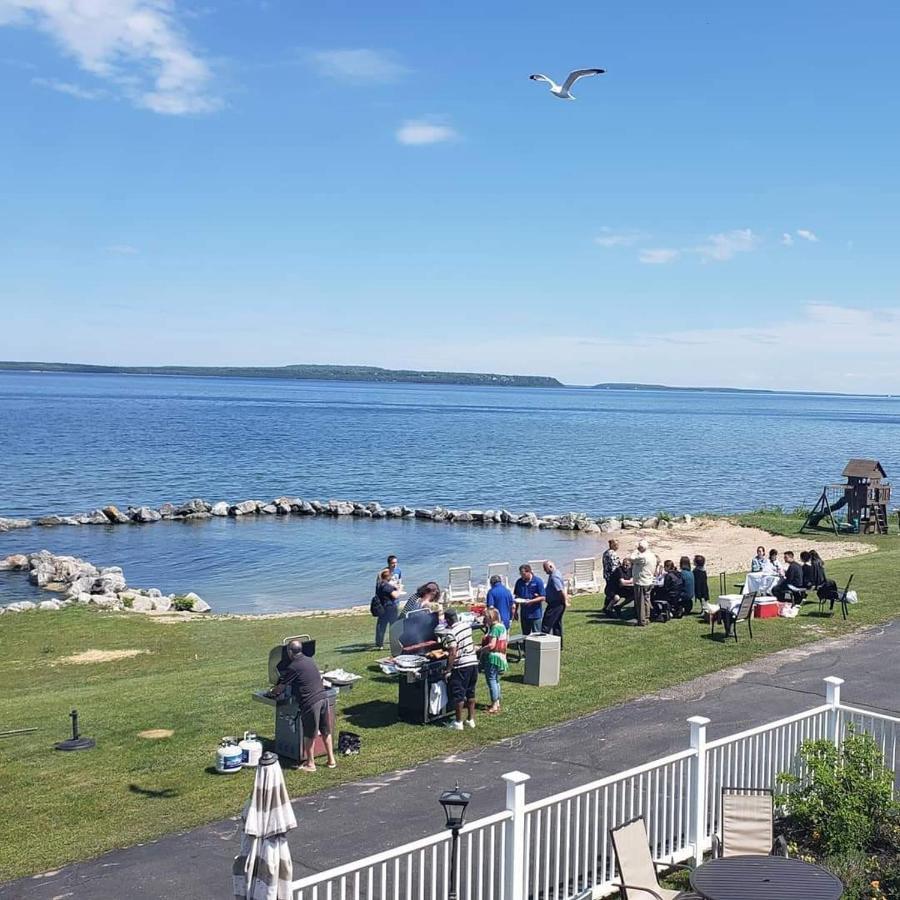 Baymont By Wyndham St. Ignace Lakefront Bagian luar foto