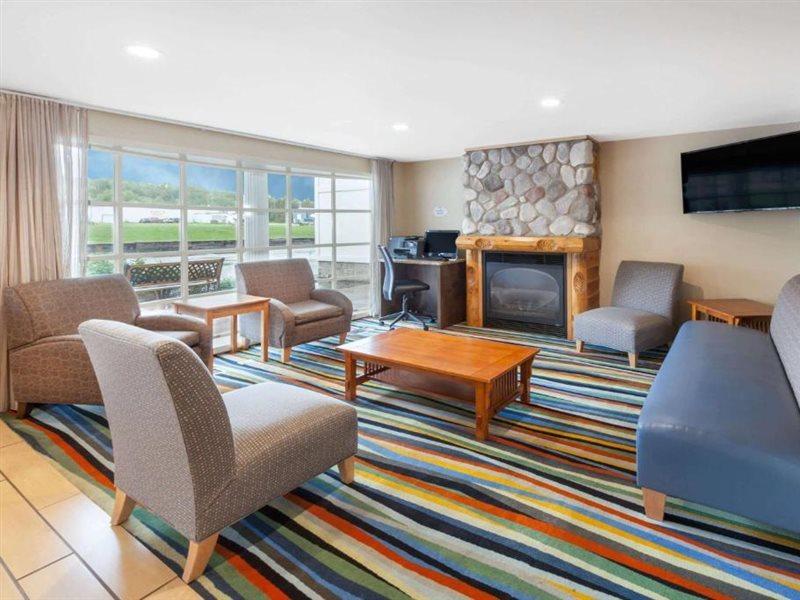 Baymont By Wyndham St. Ignace Lakefront Bagian luar foto