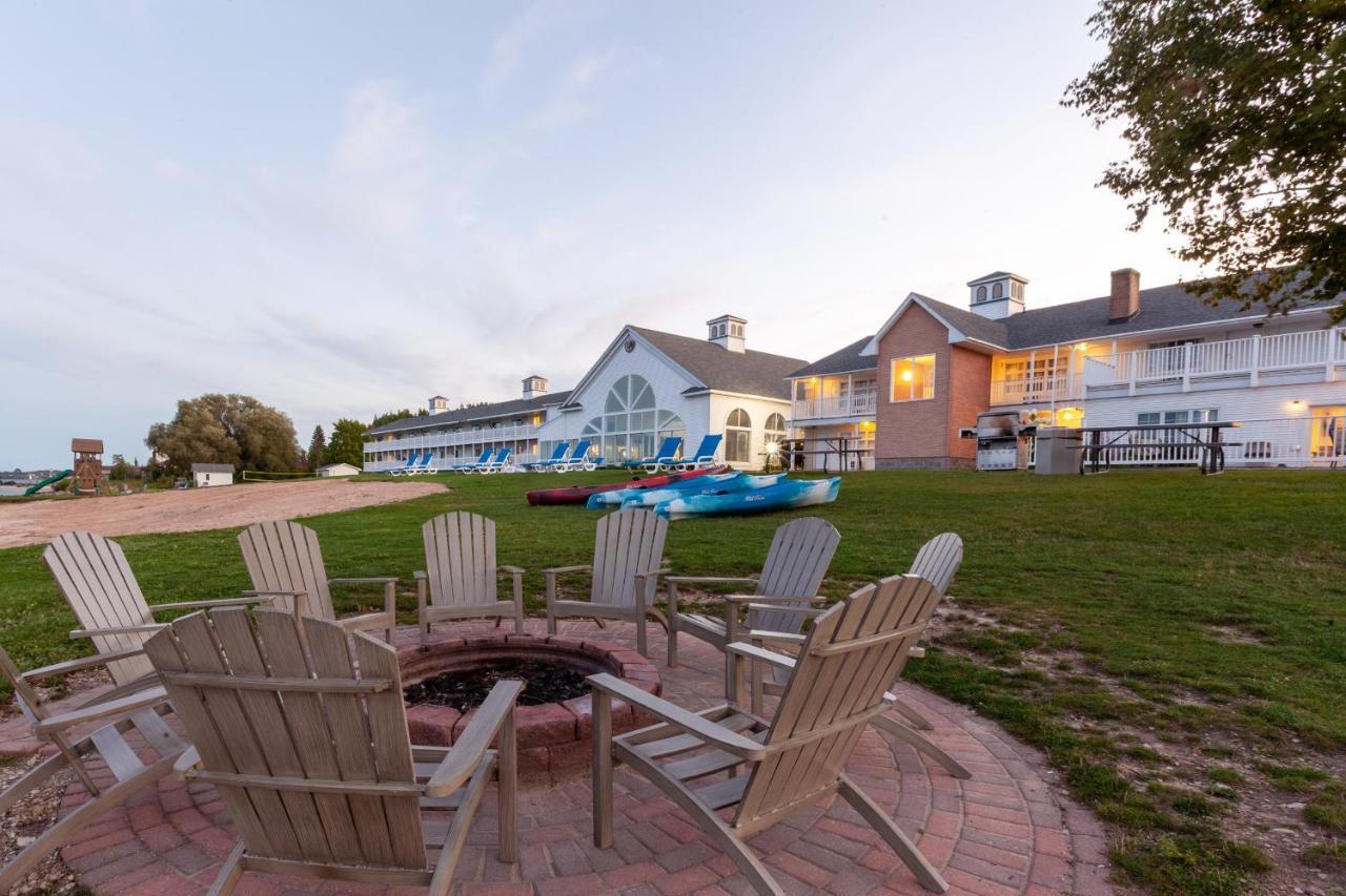Baymont By Wyndham St. Ignace Lakefront Bagian luar foto