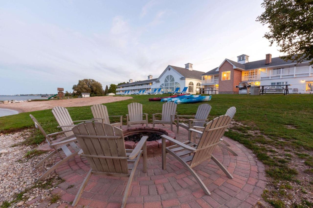 Baymont By Wyndham St. Ignace Lakefront Bagian luar foto