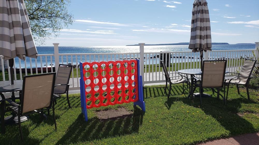 Baymont By Wyndham St. Ignace Lakefront Bagian luar foto