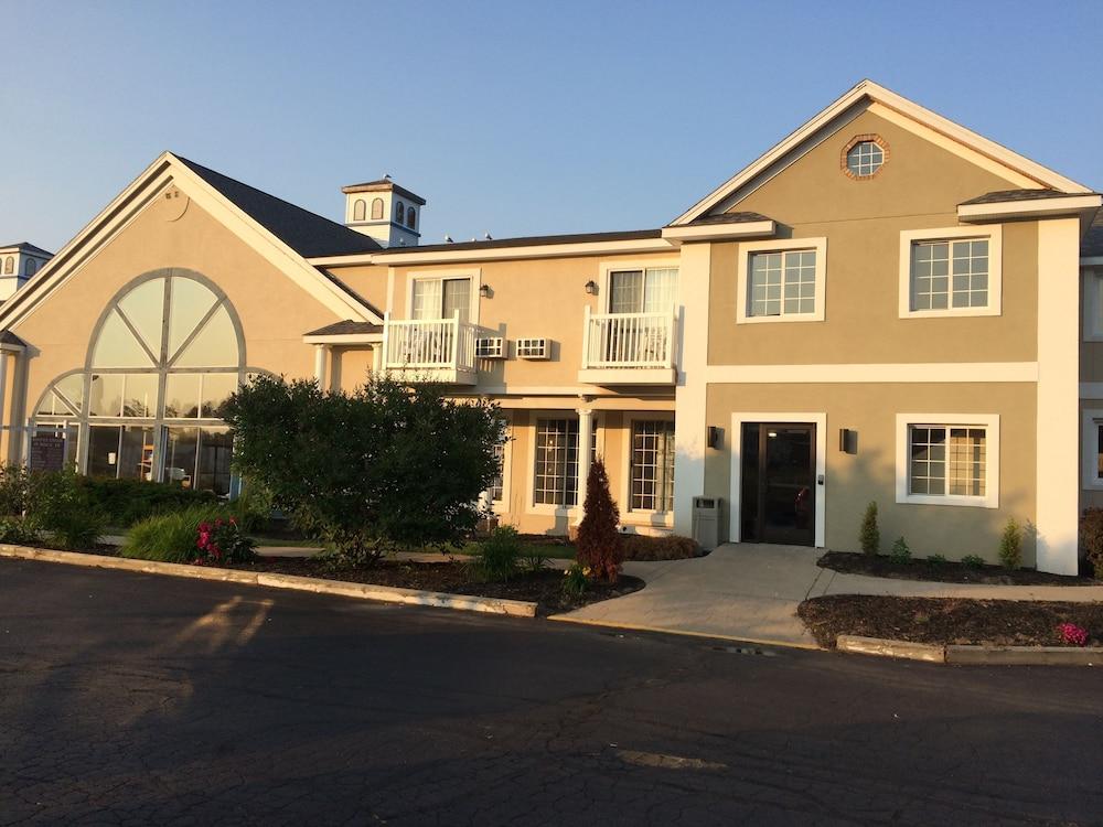 Baymont By Wyndham St. Ignace Lakefront Bagian luar foto