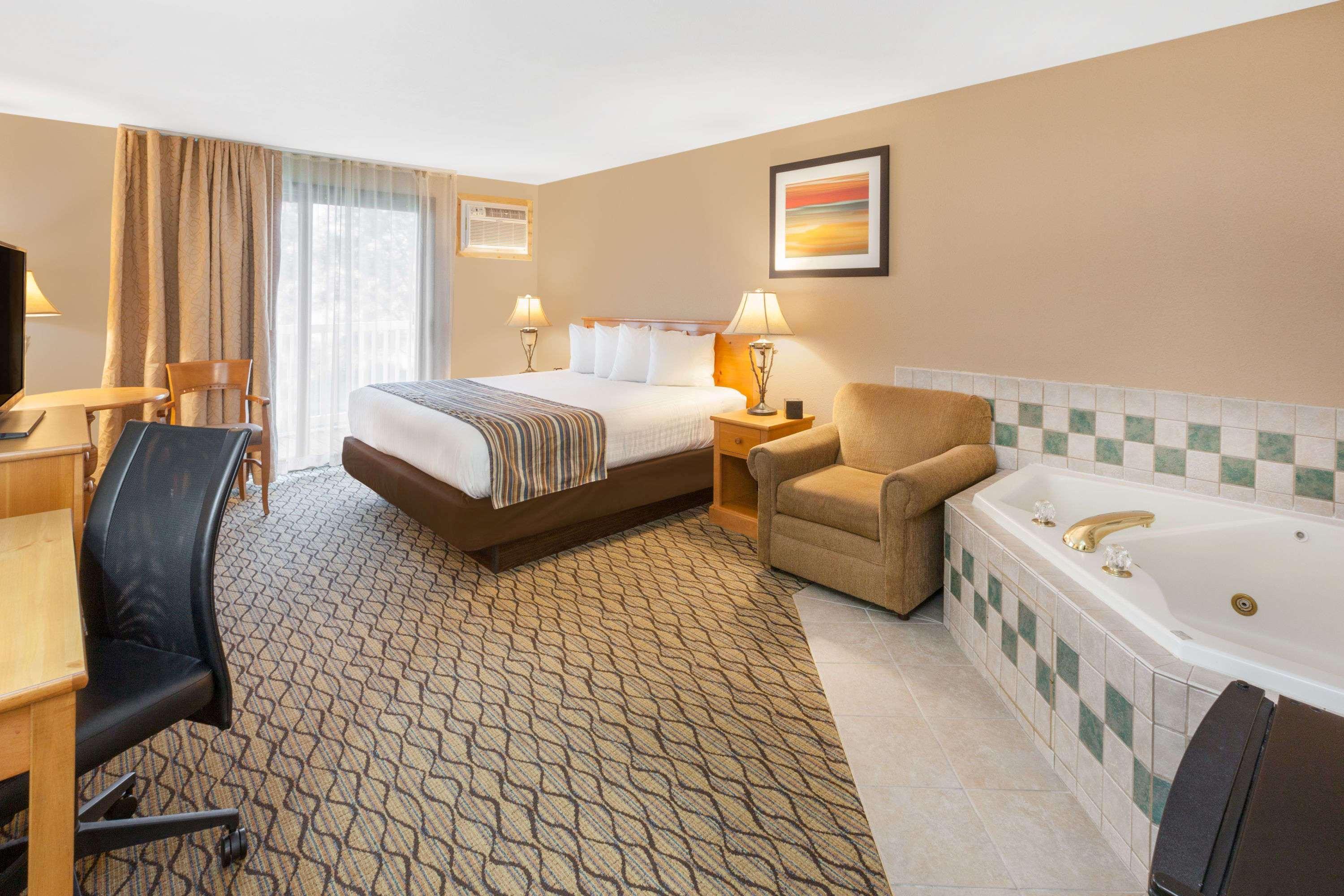Baymont By Wyndham St. Ignace Lakefront Bagian luar foto
