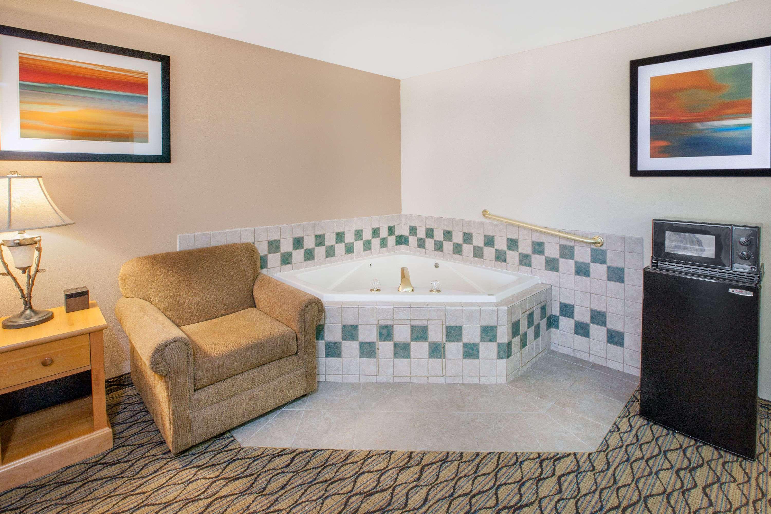 Baymont By Wyndham St. Ignace Lakefront Bagian luar foto