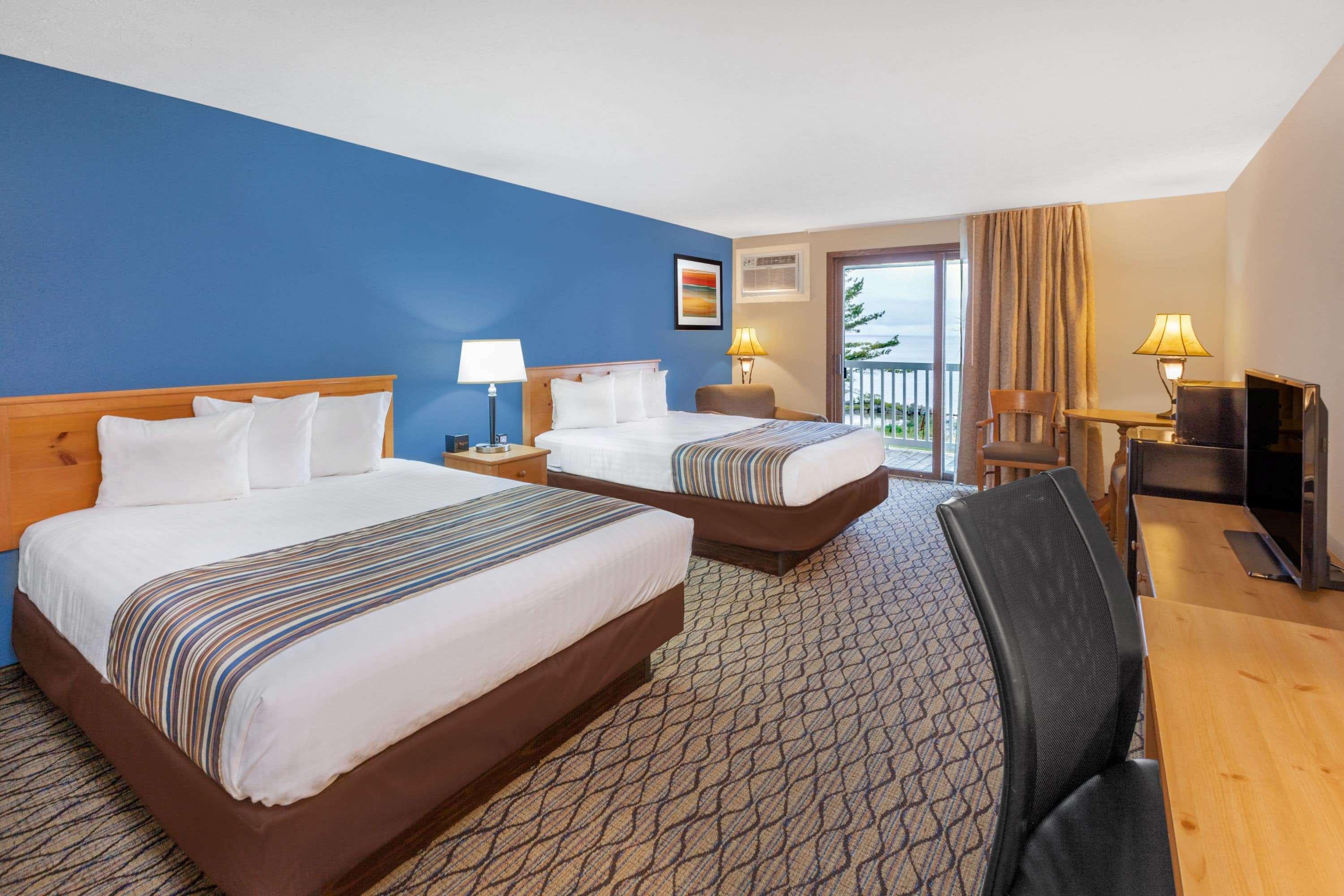 Baymont By Wyndham St. Ignace Lakefront Bagian luar foto