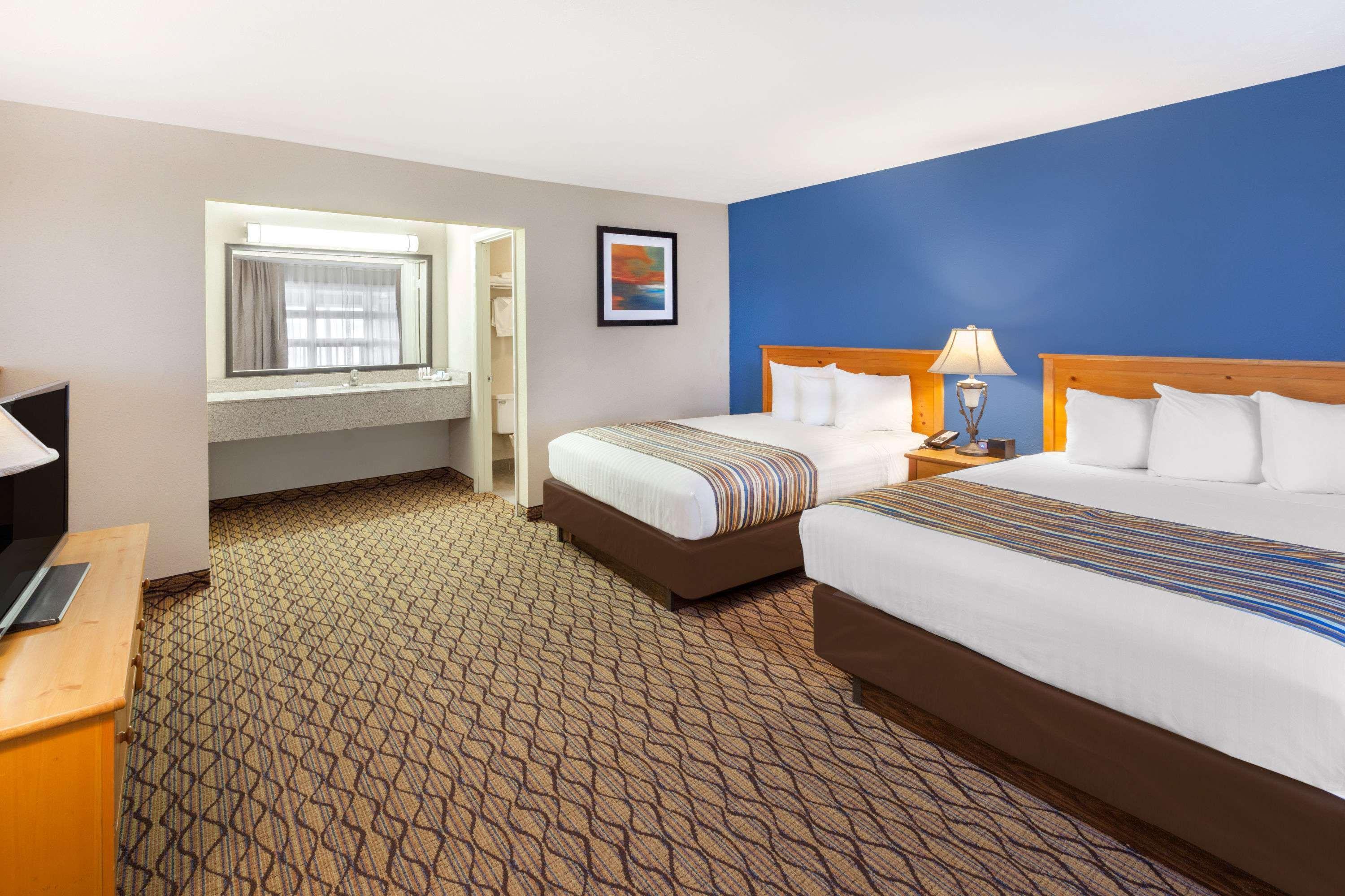 Baymont By Wyndham St. Ignace Lakefront Bagian luar foto