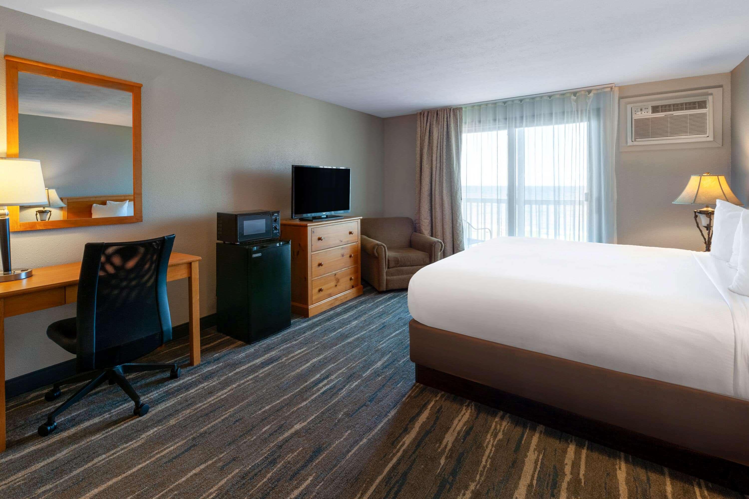 Baymont By Wyndham St. Ignace Lakefront Bagian luar foto