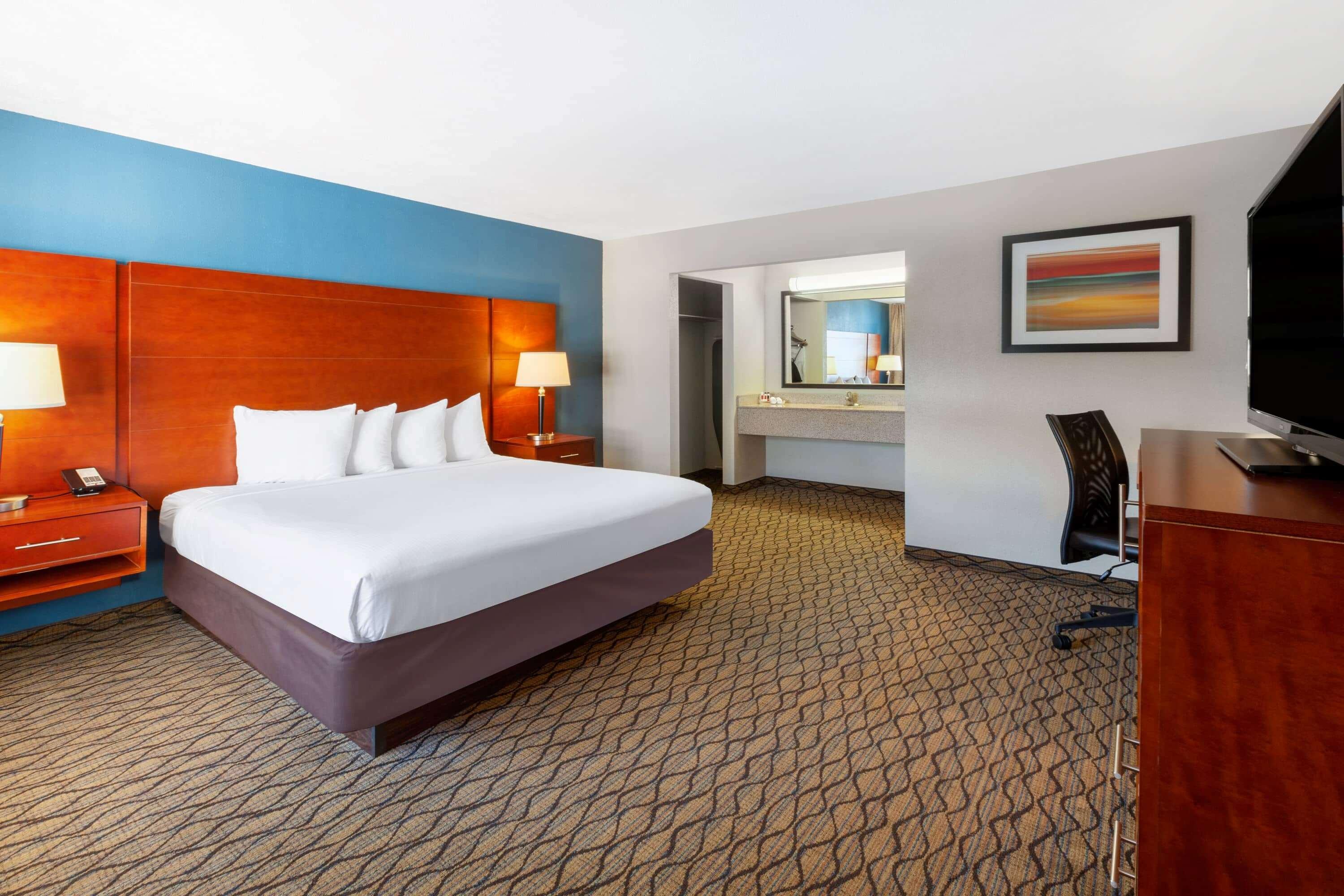 Baymont By Wyndham St. Ignace Lakefront Bagian luar foto