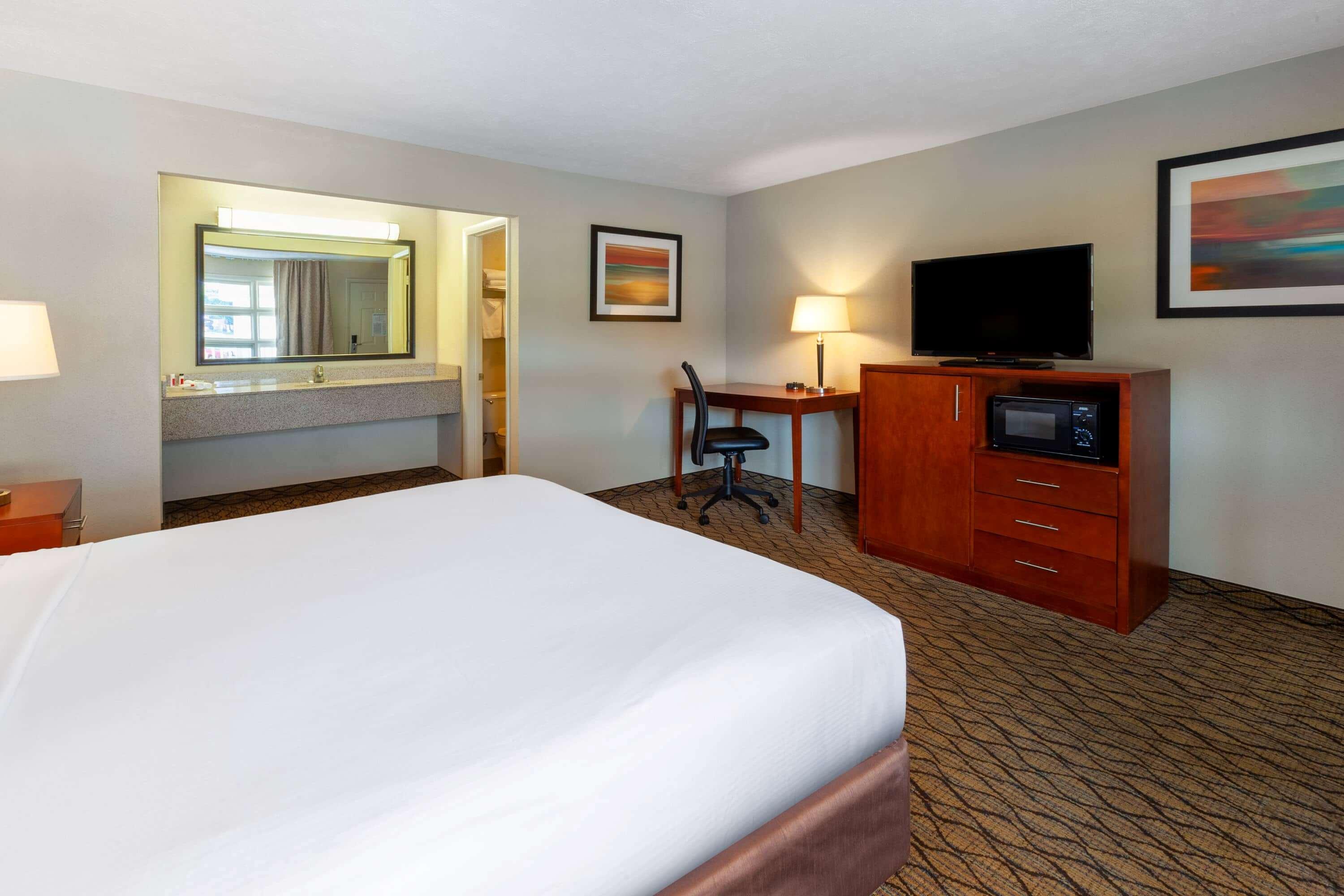 Baymont By Wyndham St. Ignace Lakefront Bagian luar foto