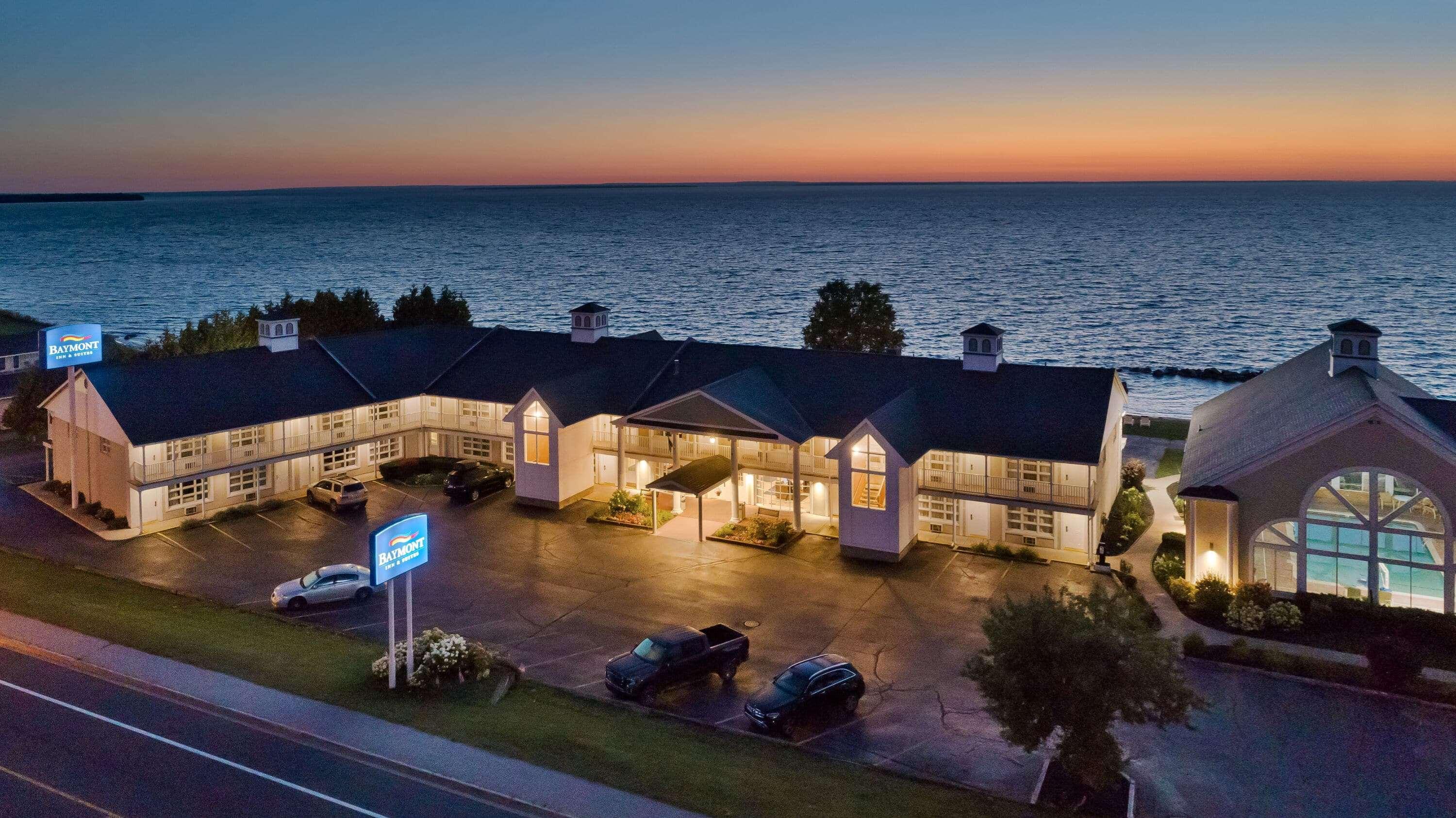 Baymont By Wyndham St. Ignace Lakefront Bagian luar foto