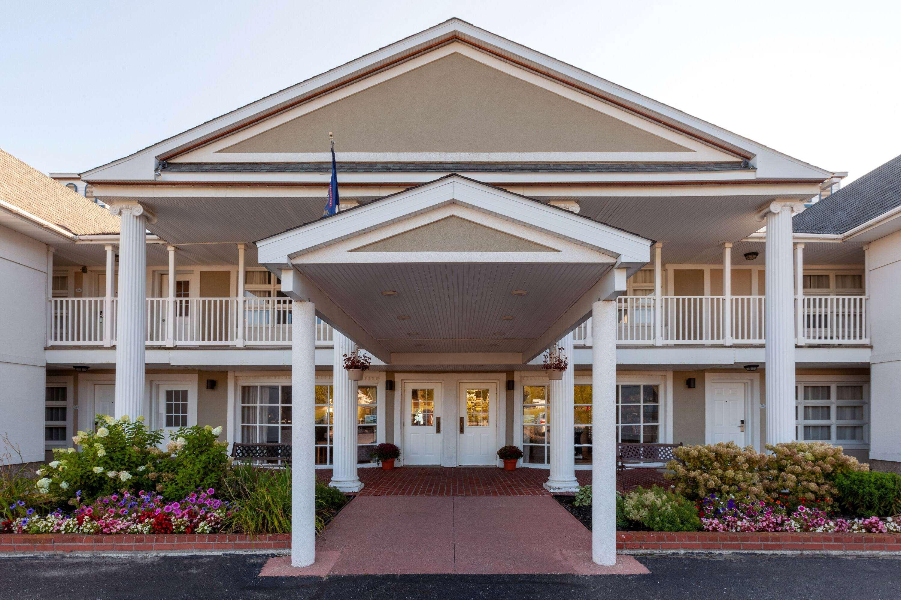 Baymont By Wyndham St. Ignace Lakefront Bagian luar foto