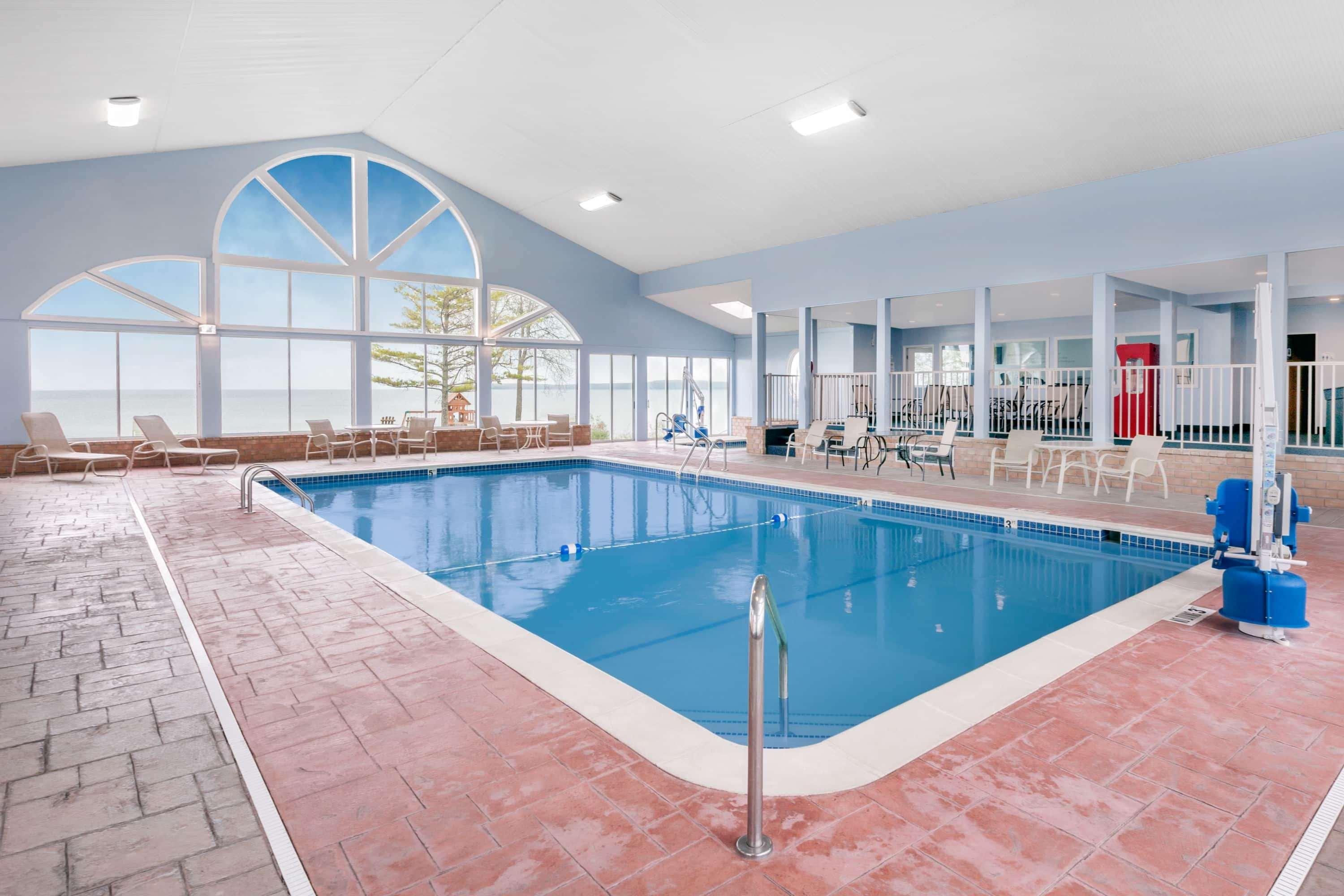 Baymont By Wyndham St. Ignace Lakefront Bagian luar foto