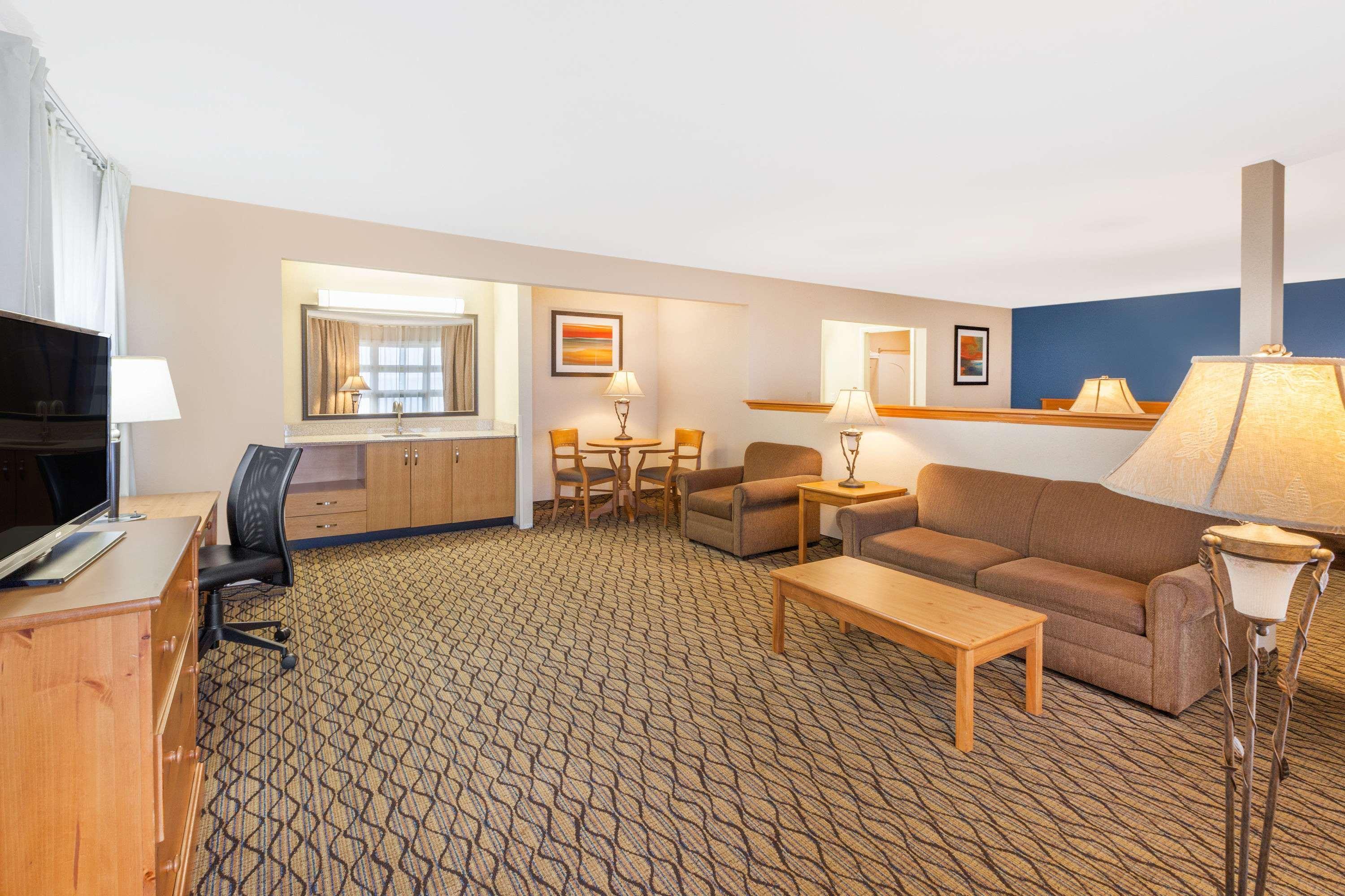 Baymont By Wyndham St. Ignace Lakefront Bagian luar foto