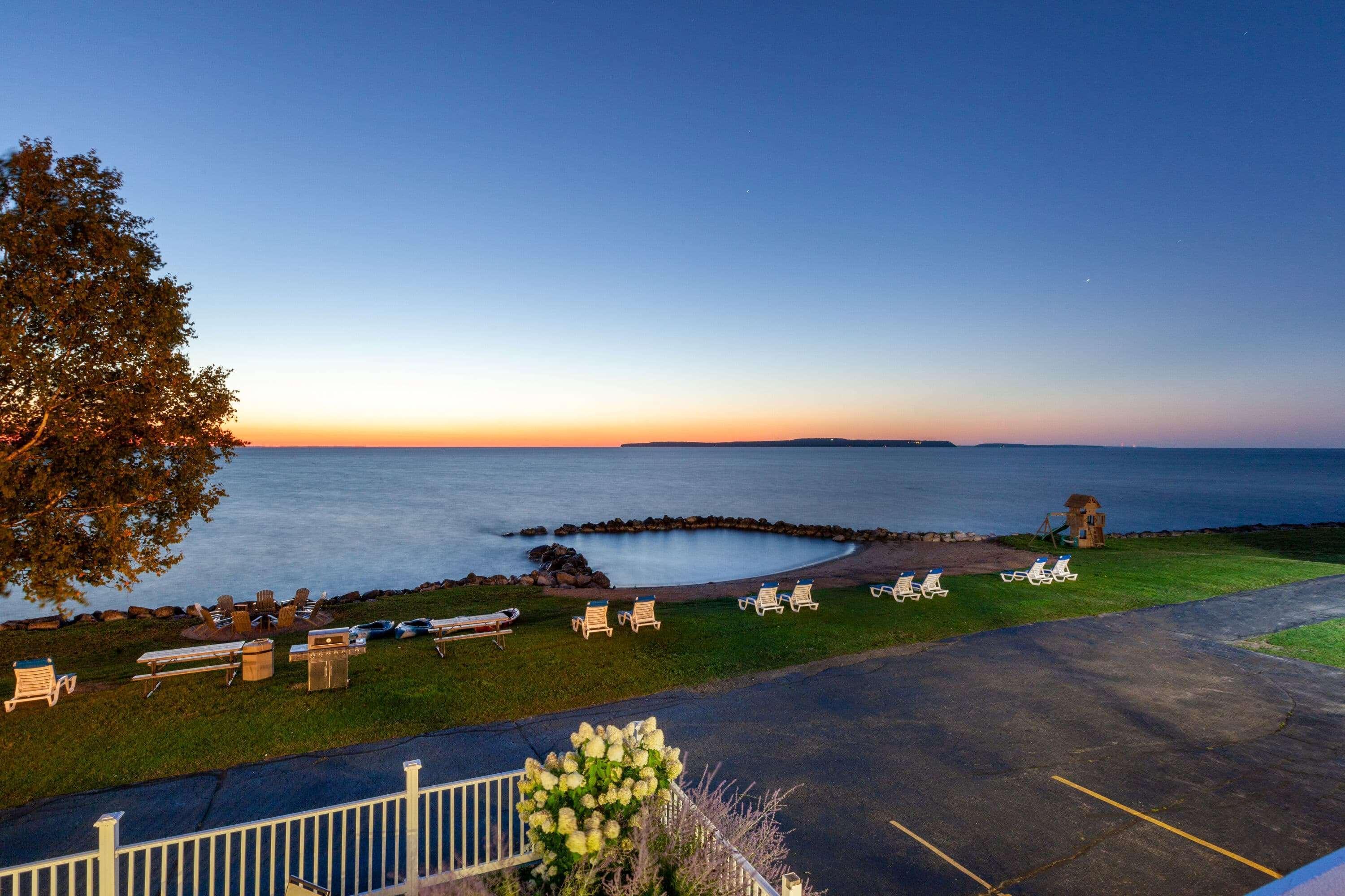 Baymont By Wyndham St. Ignace Lakefront Bagian luar foto