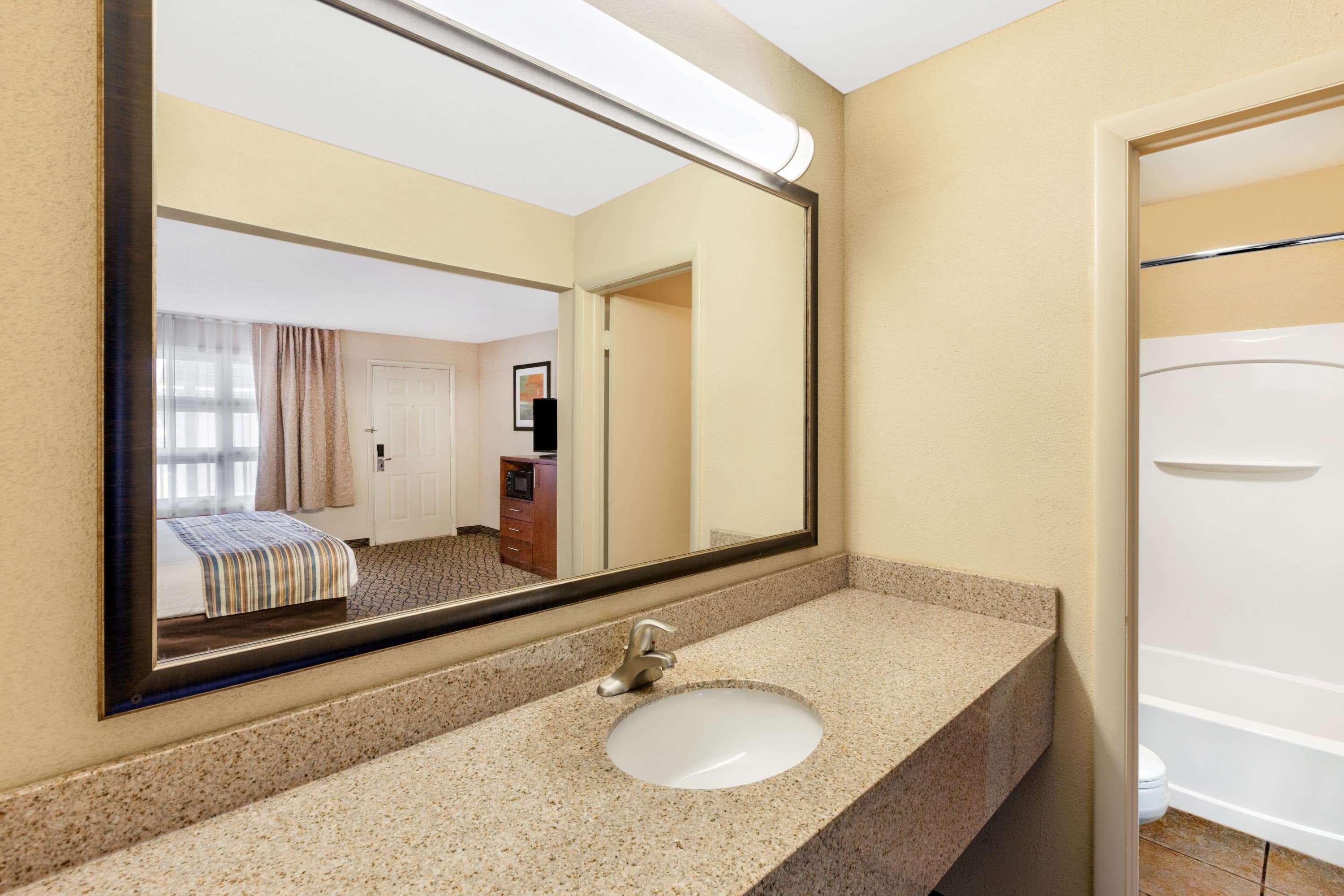 Baymont By Wyndham St. Ignace Lakefront Bagian luar foto