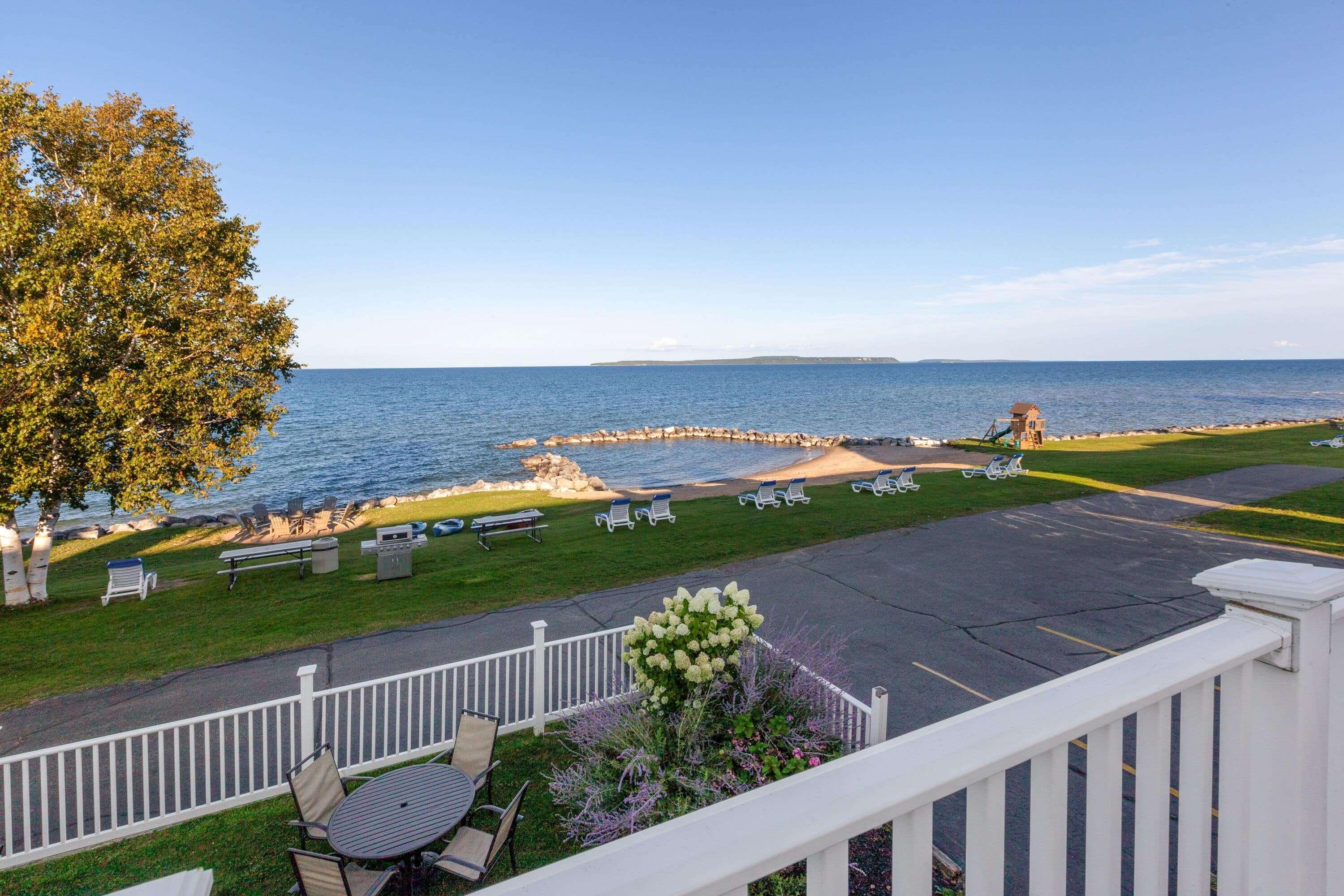 Baymont By Wyndham St. Ignace Lakefront Bagian luar foto