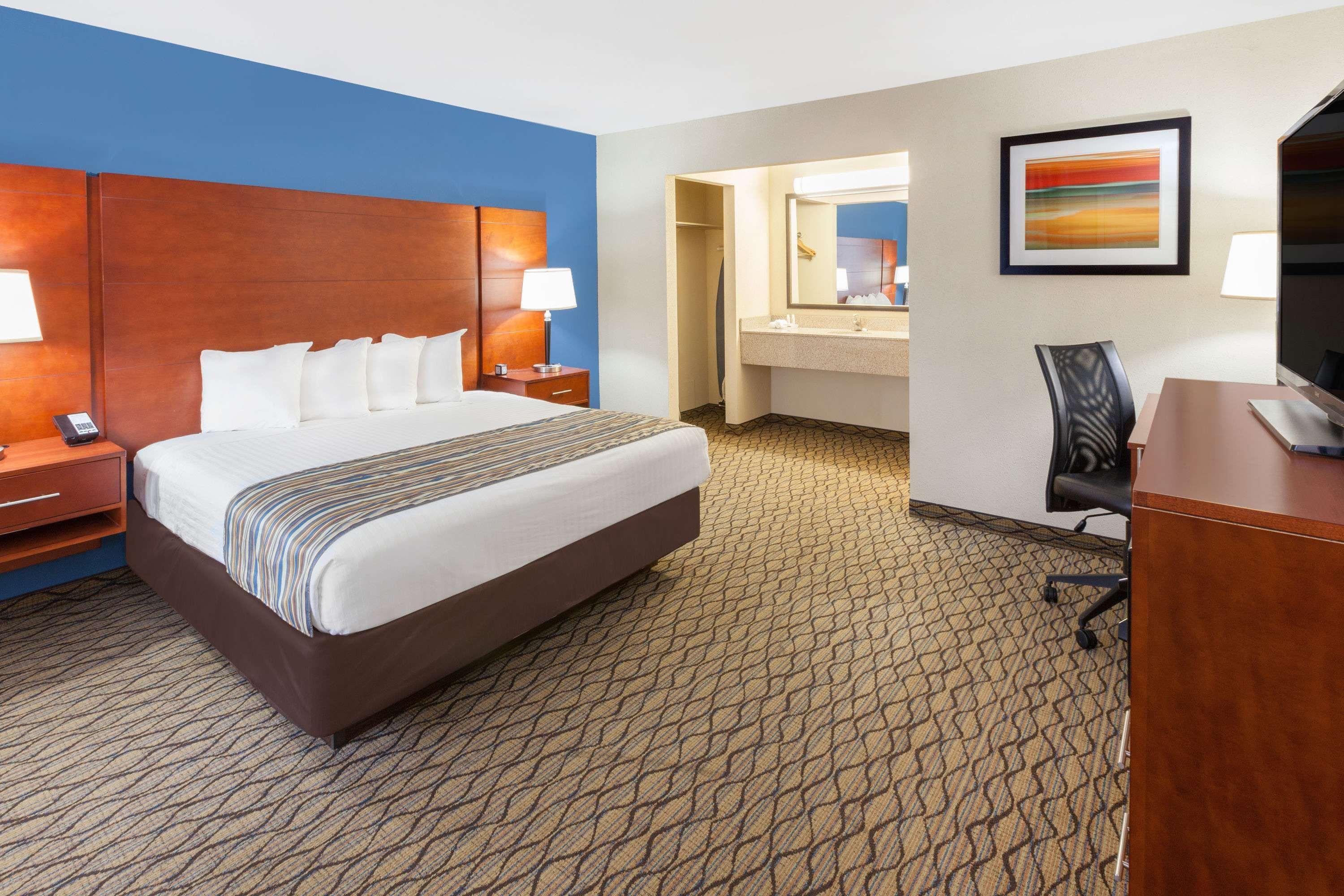 Baymont By Wyndham St. Ignace Lakefront Bagian luar foto