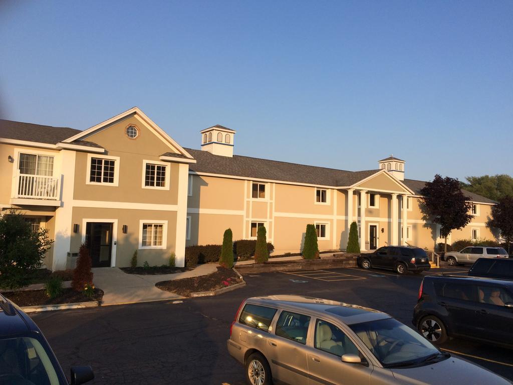 Baymont By Wyndham St. Ignace Lakefront Bagian luar foto