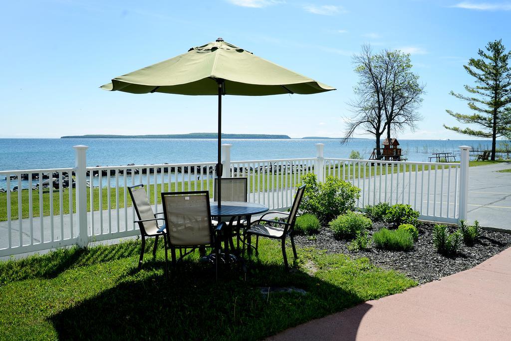 Baymont By Wyndham St. Ignace Lakefront Bagian luar foto