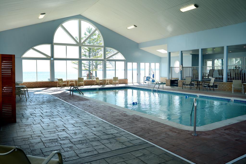 Baymont By Wyndham St. Ignace Lakefront Bagian luar foto