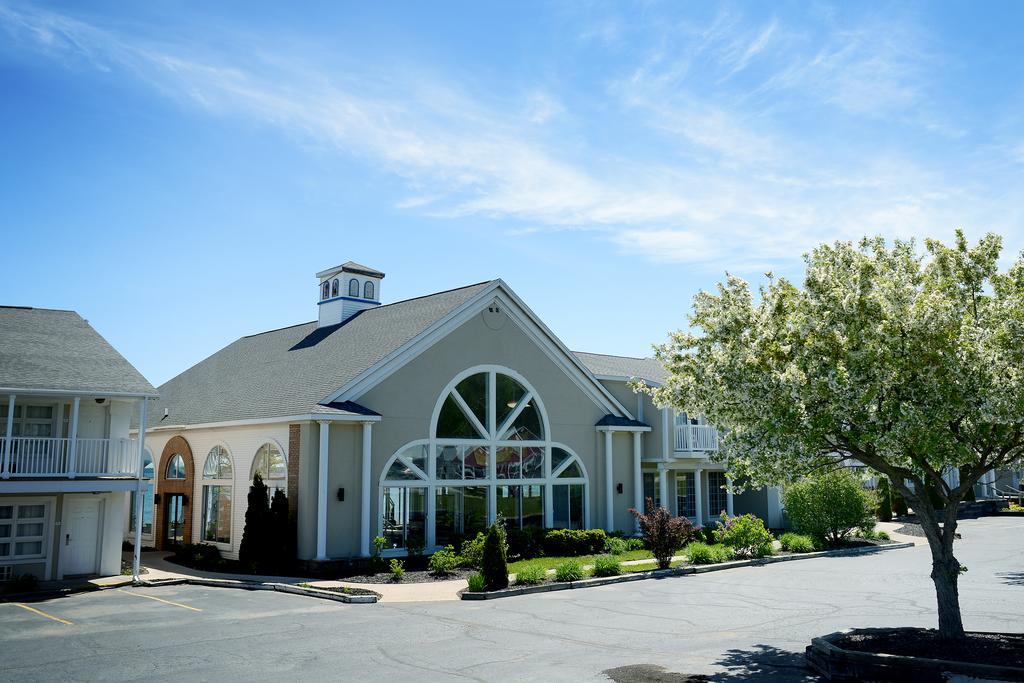 Baymont By Wyndham St. Ignace Lakefront Bagian luar foto