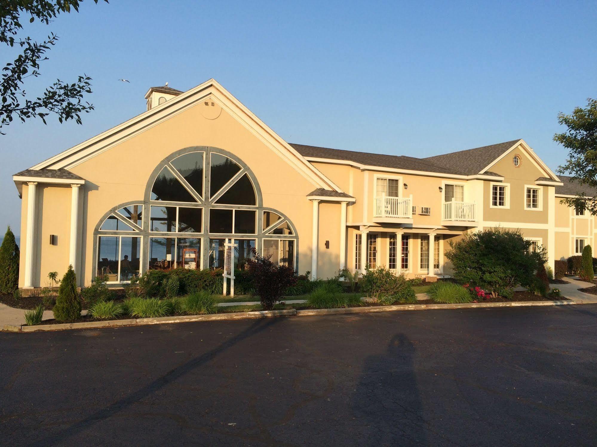 Baymont By Wyndham St. Ignace Lakefront Bagian luar foto