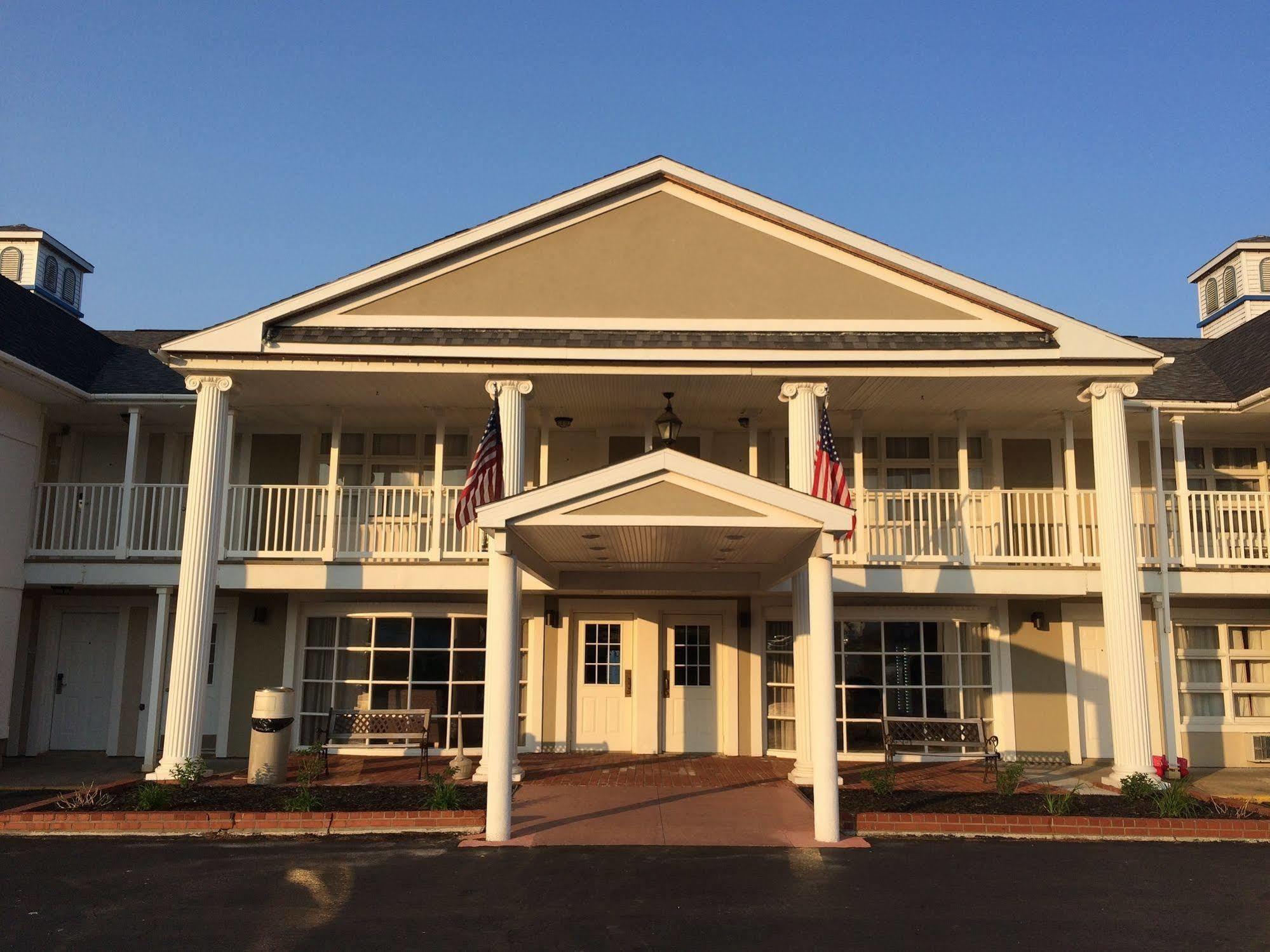 Baymont By Wyndham St. Ignace Lakefront Bagian luar foto