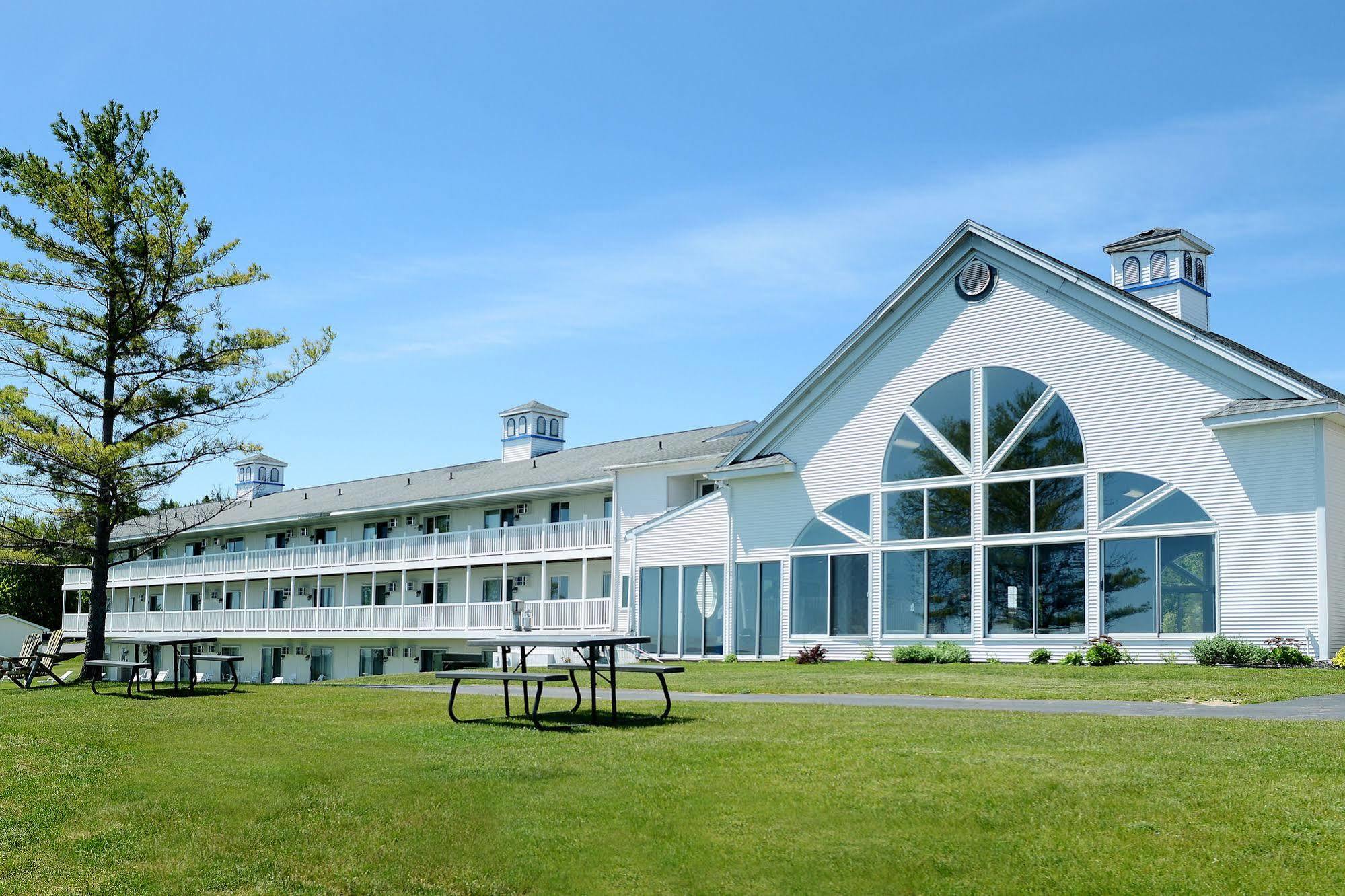 Baymont By Wyndham St. Ignace Lakefront Bagian luar foto