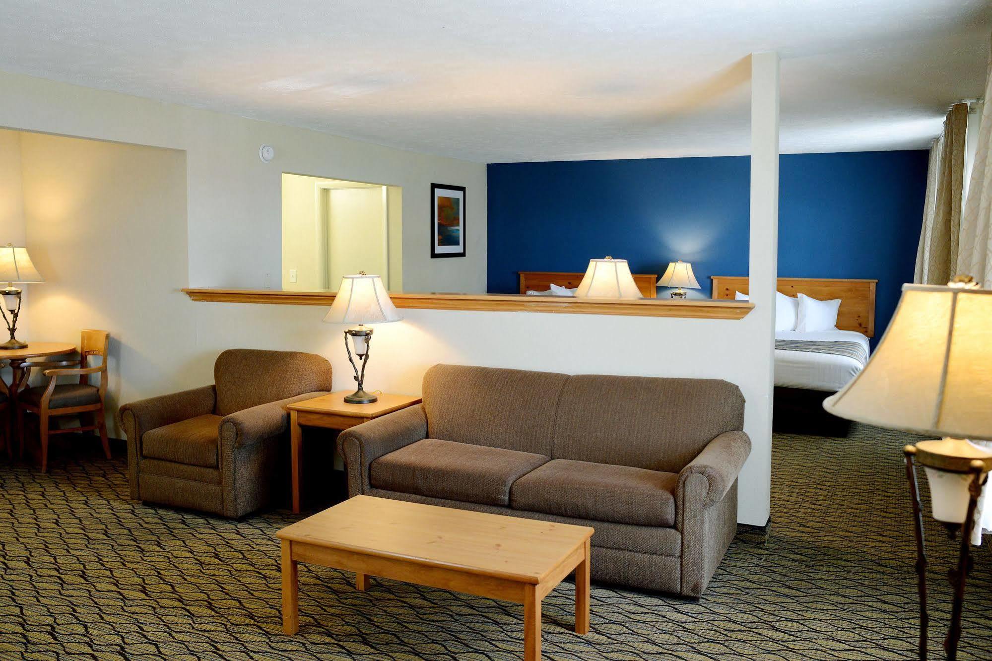 Baymont By Wyndham St. Ignace Lakefront Bagian luar foto