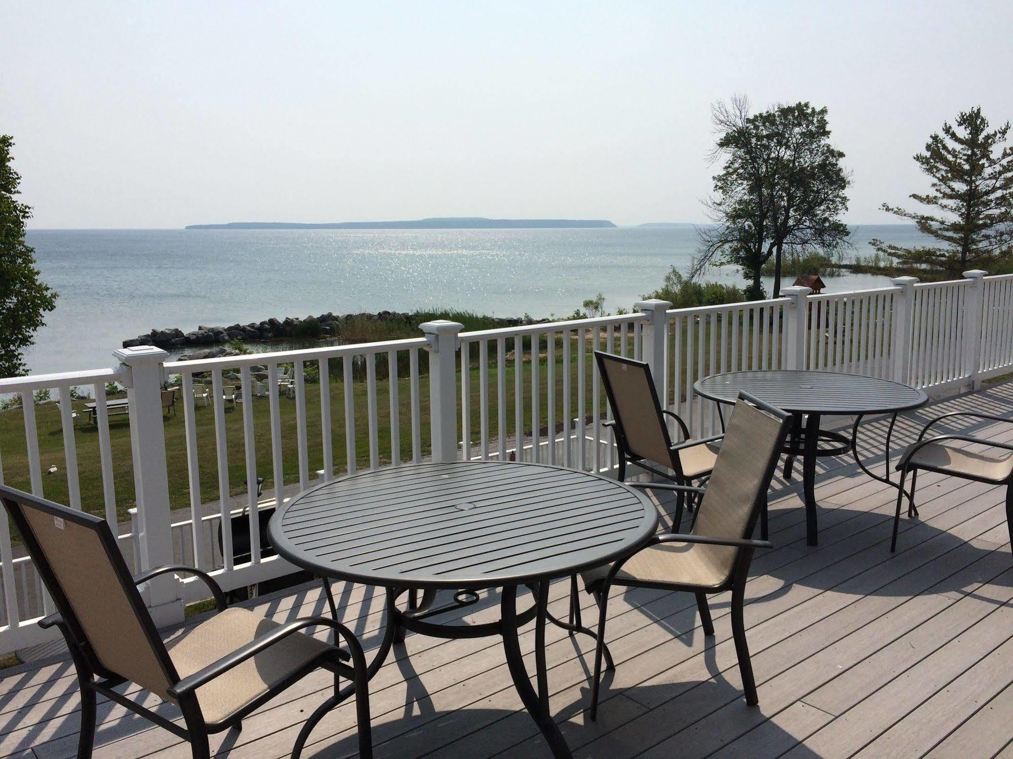 Baymont By Wyndham St. Ignace Lakefront Bagian luar foto