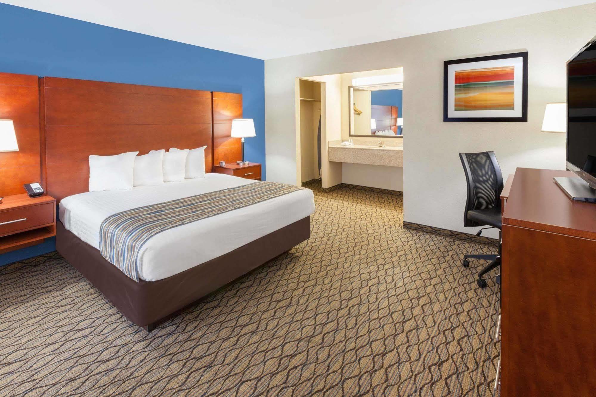 Baymont By Wyndham St. Ignace Lakefront Bagian luar foto