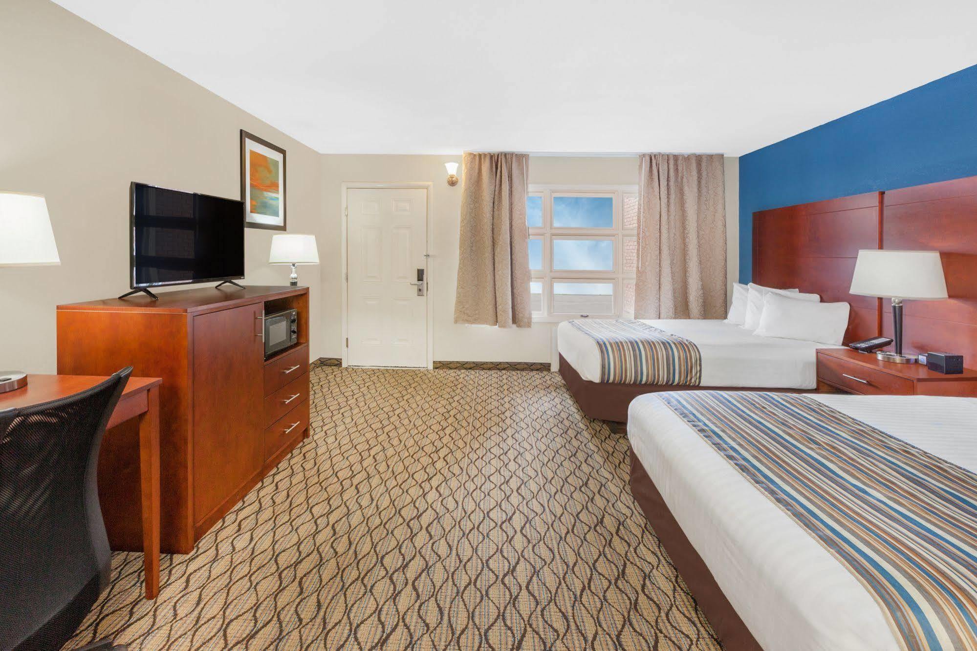 Baymont By Wyndham St. Ignace Lakefront Bagian luar foto