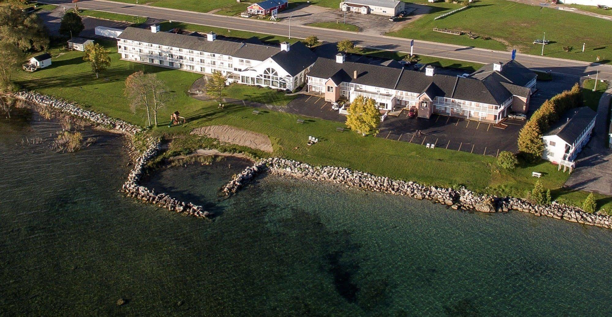 Baymont By Wyndham St. Ignace Lakefront Bagian luar foto