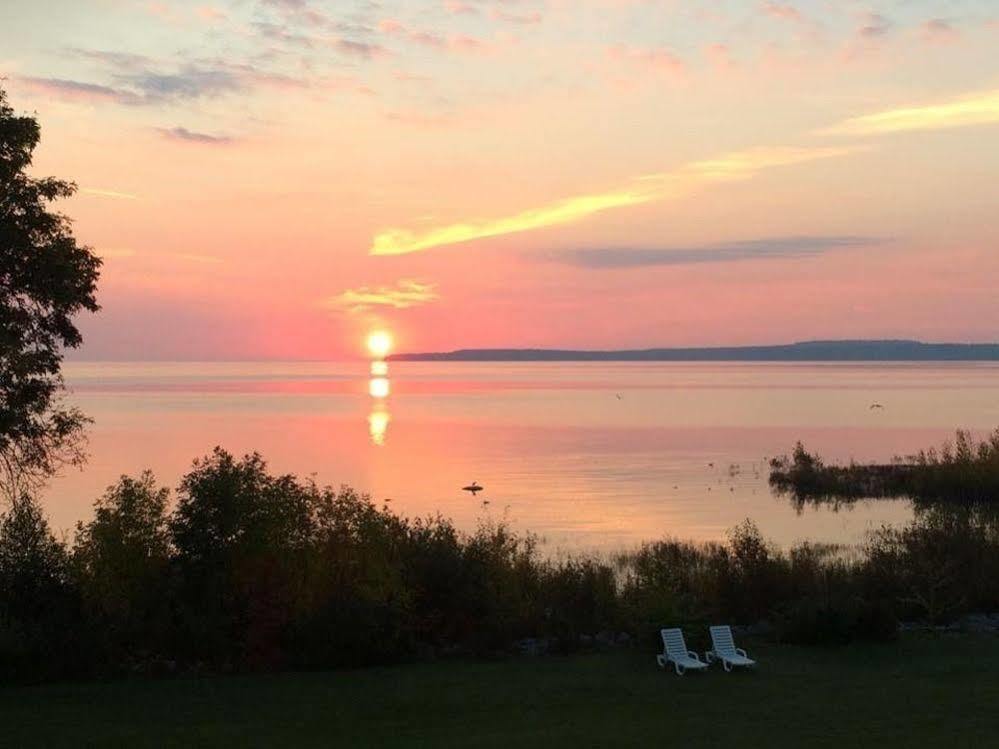 Baymont By Wyndham St. Ignace Lakefront Bagian luar foto