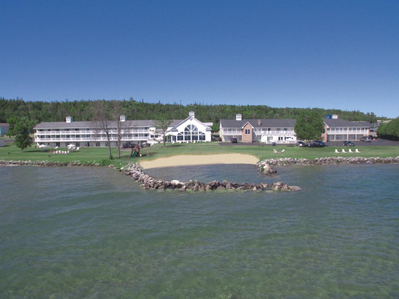 Baymont By Wyndham St. Ignace Lakefront Bagian luar foto